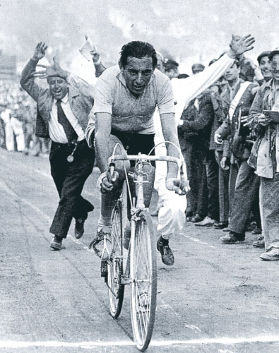 fausto-coppi-sul-traguardo